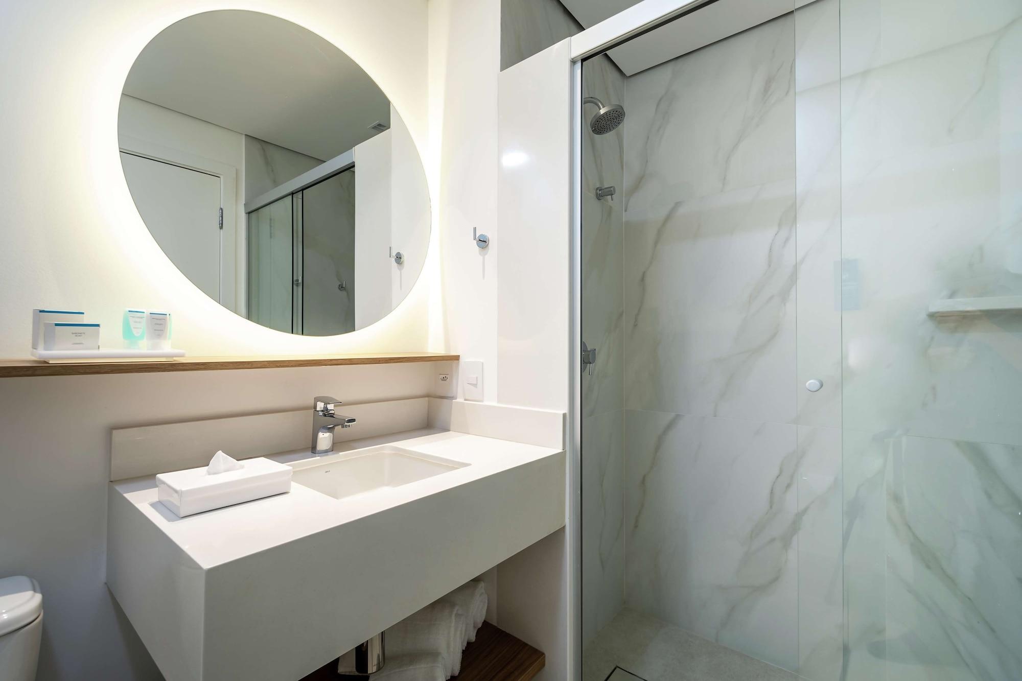 Hotel Hampton By Hilton Airport 3*