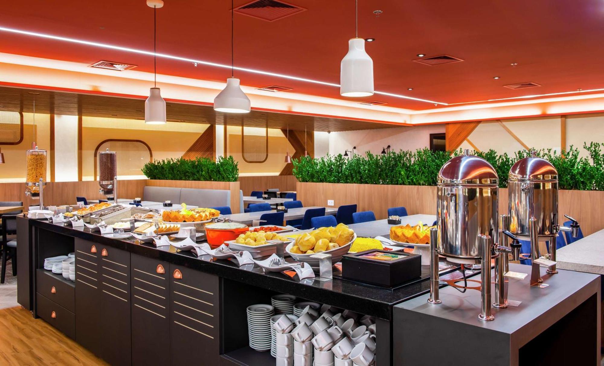 Hotel Hampton By Hilton Airport