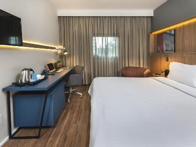 Hotel Hampton By Hilton Airport