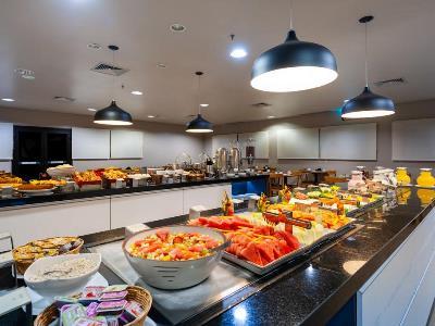 Hotel Hampton By Hilton Airport
