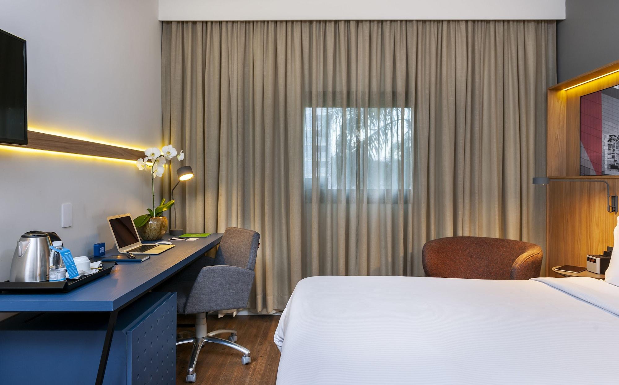 Hotel Hampton By Hilton Airport 3*