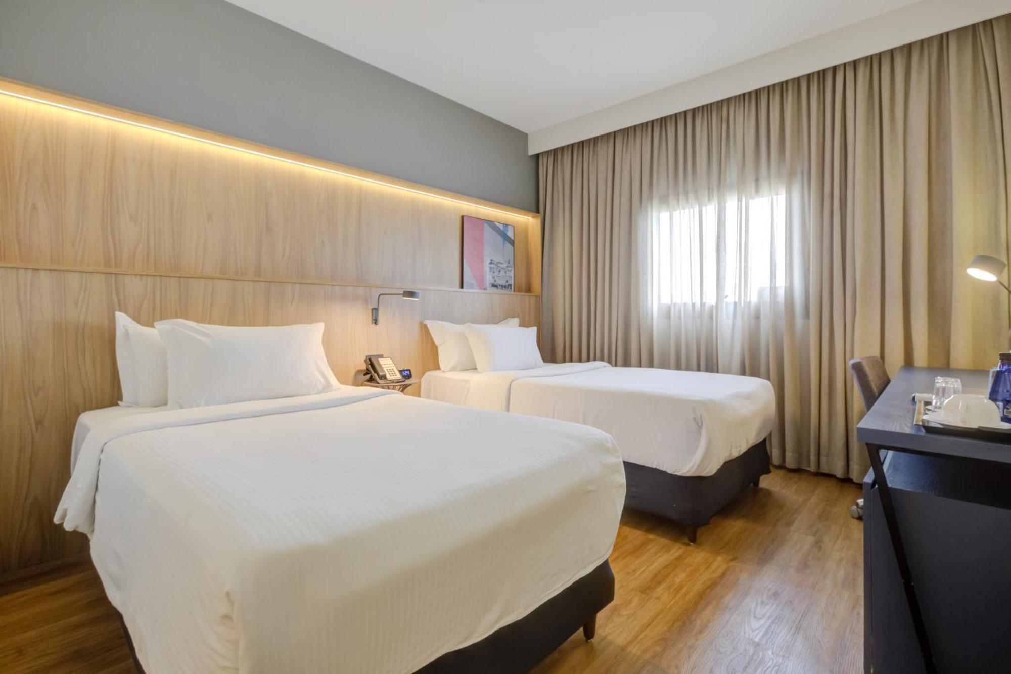 Hotel Hampton By Hilton Airport 3*